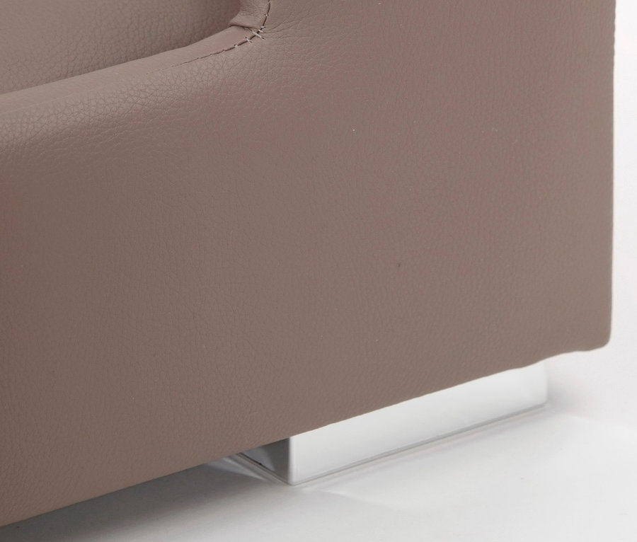 Detailansicht eines braunen Hundesofas "Candy".