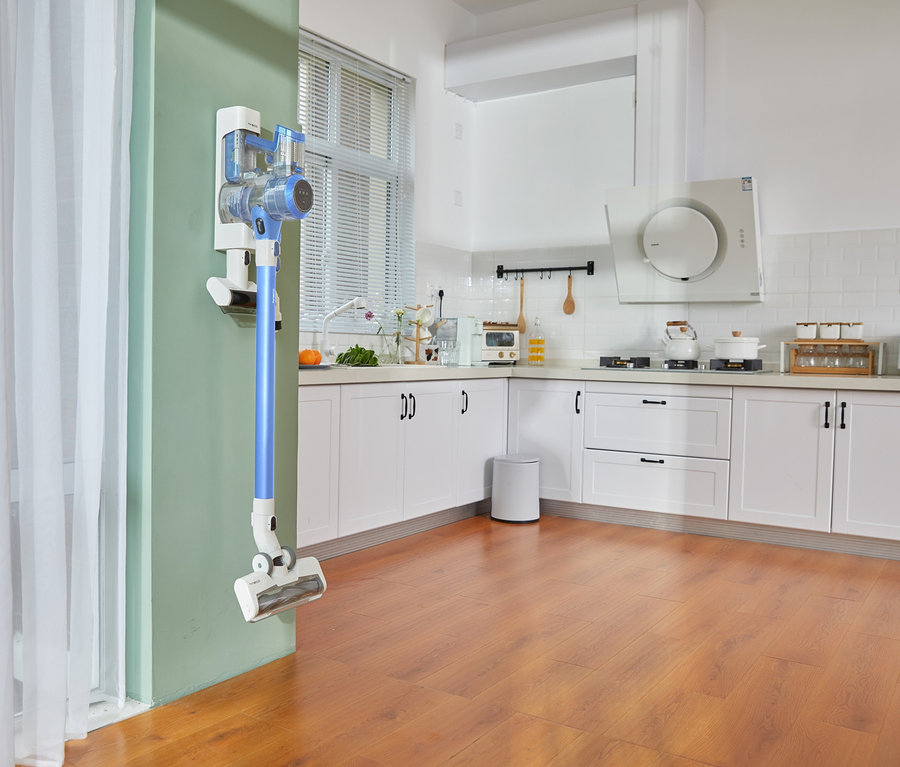 Blauer Tineco Pure One S11 Akkusauger ist an einer Wand in einer Küche befestigt.