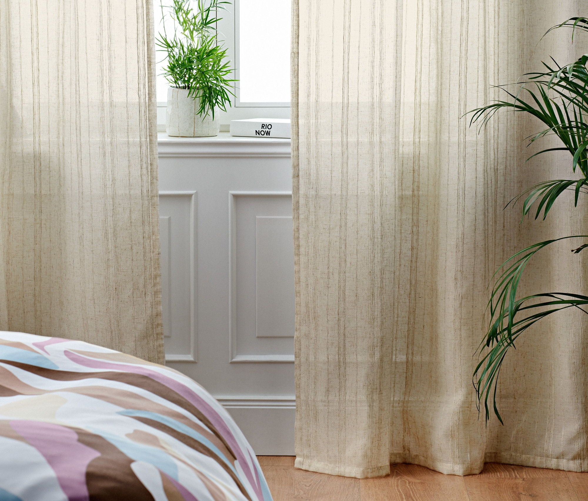 Schlafzimmer mit Bett und 2 Vorhangschals.