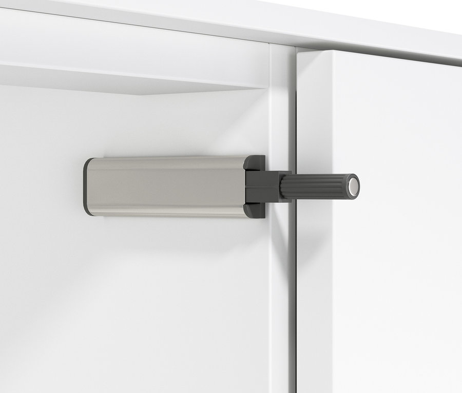 Detail einer weißen Kommode mit Schubladen.