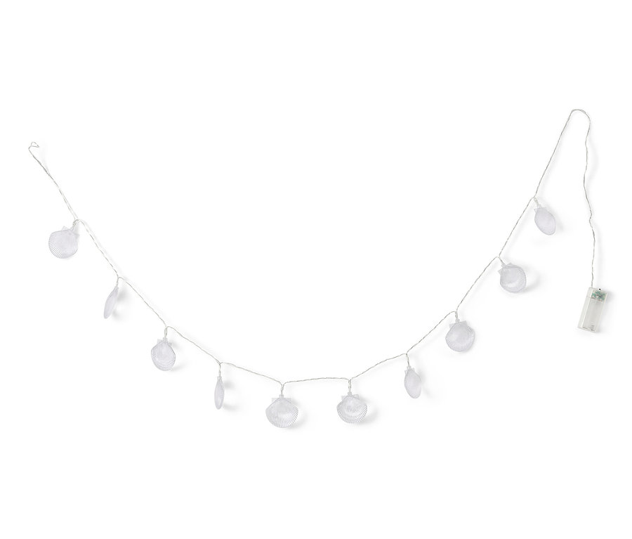 LED-Lichterkette mit Muscheln auf weißem Hintergrund.