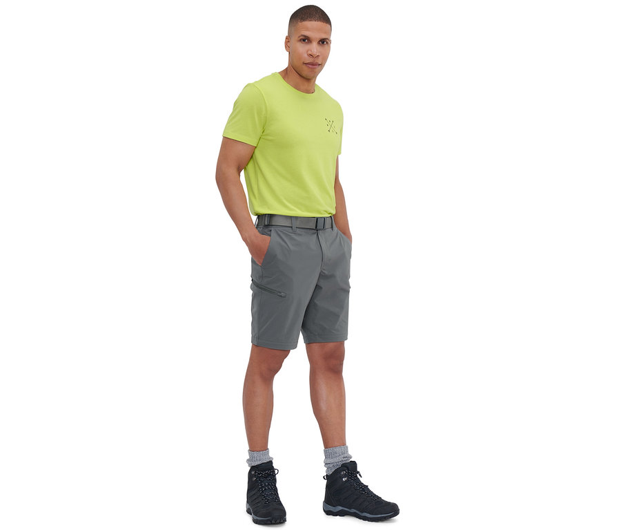 Mann steht mit Händen in grauen 2-in-1-Funktionshose.