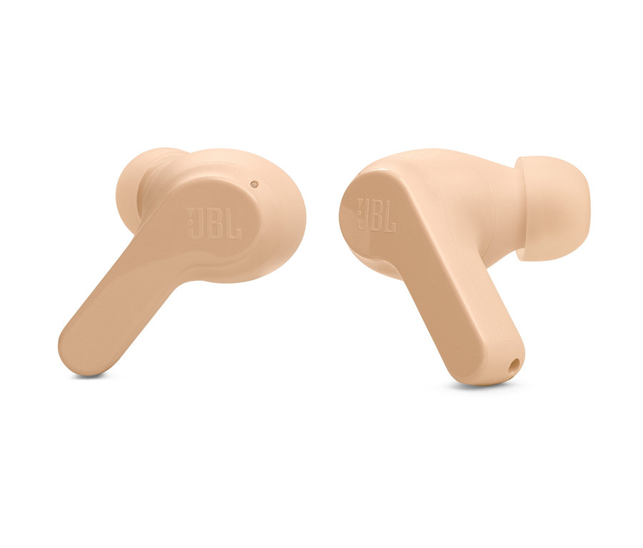 Zwei creme-farbene JBL »Wave Beam« Ohrhörer liegen auf einer weißen Oberfläche.