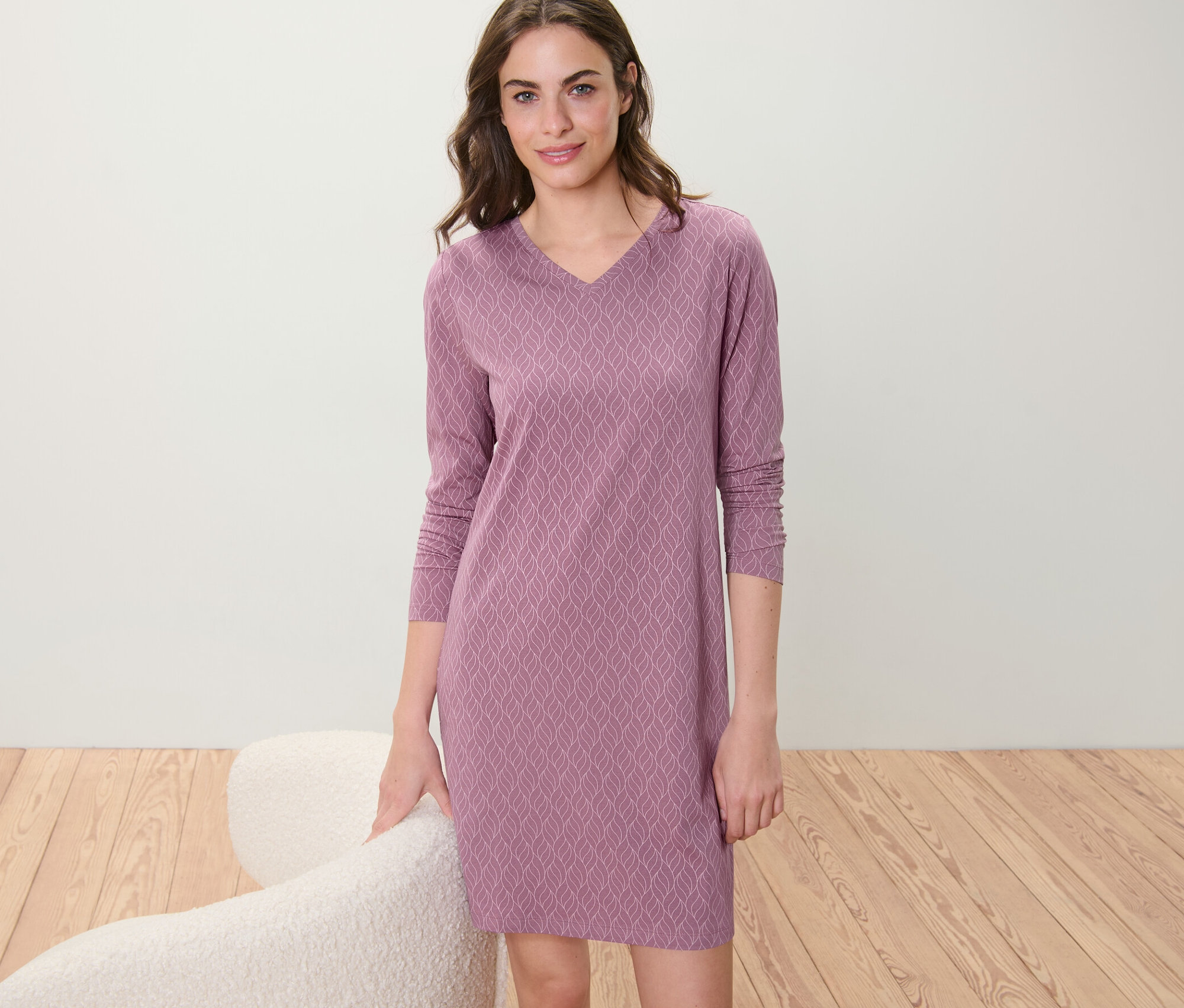 Frau posiert im Nachthemd.