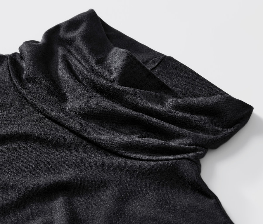 Detailaufnahme eines schwarzen Bodys mit Stehkragen.