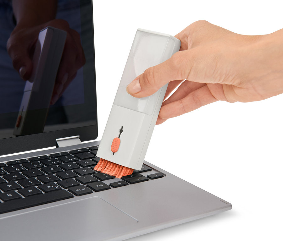 Eine Hand reinigt eine Laptop-Tastatur mit einem 4-in-1-Schreibtisch-Reinigungs-Set.