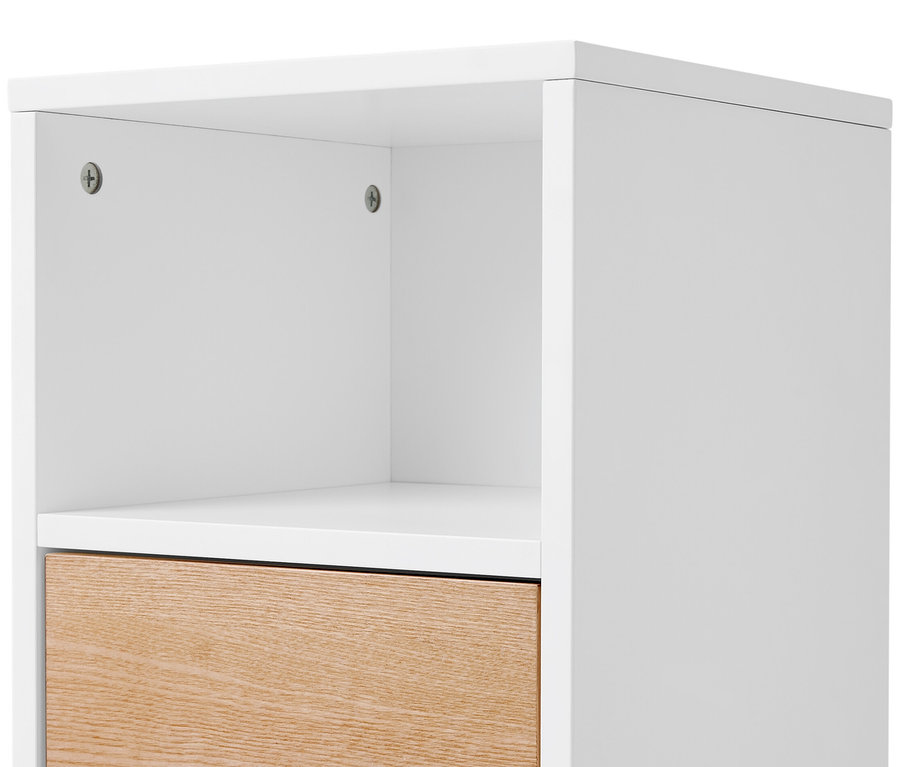 Detailansicht eines schmalen Badezimmer-Beistellschranks mit Schublade und Tür.