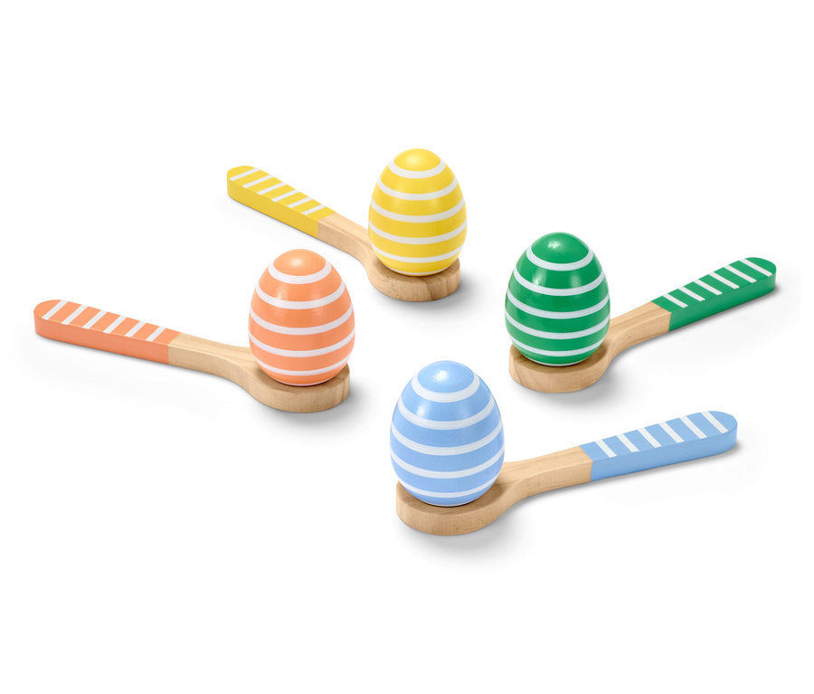 Eierlauf-Spiel: Vier Holzlöffel mit bunten Eiern (gelb, orange, grün und blau) mit weißen Streifen.