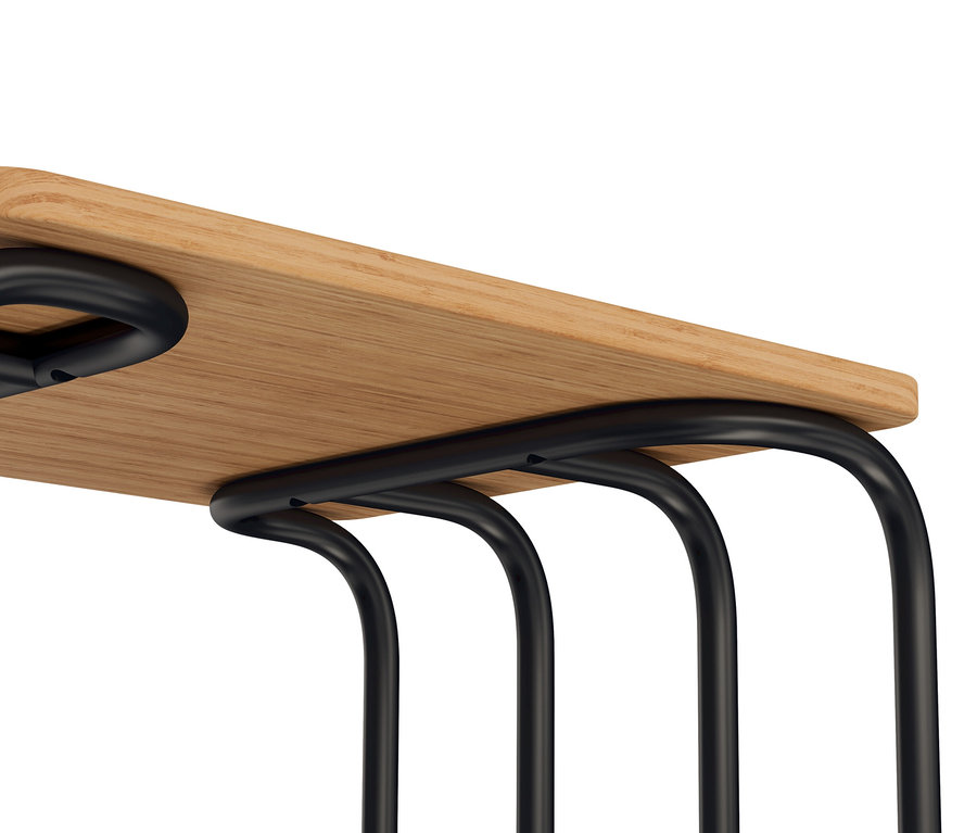 Detailansicht eines Hockers mit Holzplatte und schwarzen Metallbeinen.