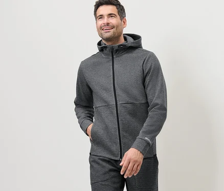 Mann trägt eine graue Funktionssweatjacke.