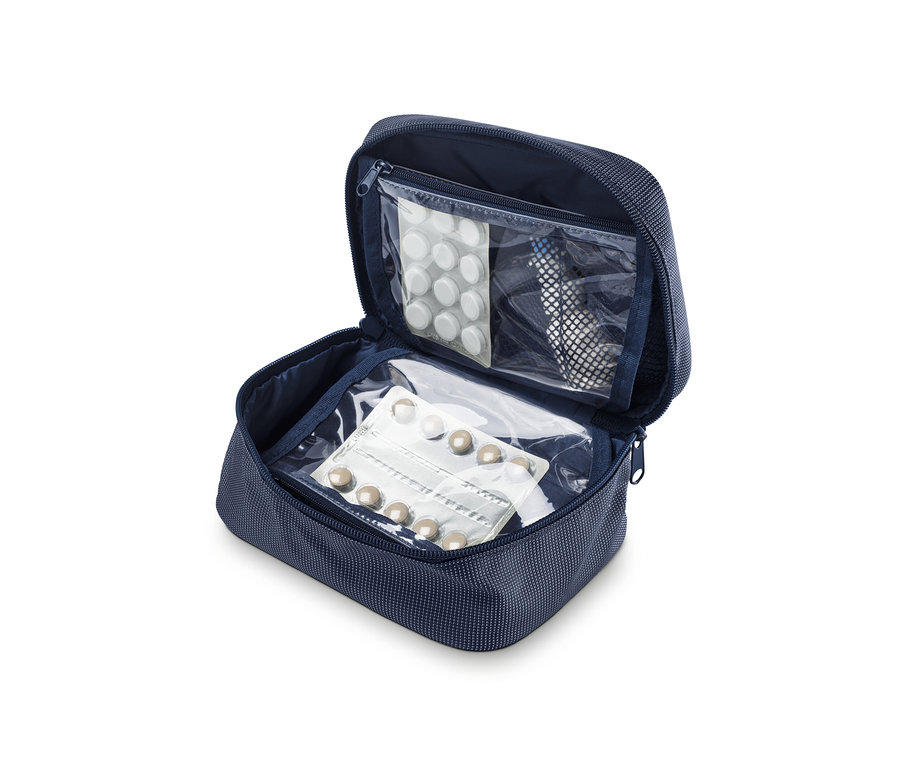 Offene blaue Medikamenten-Tasche mit Pillenblistern darin.