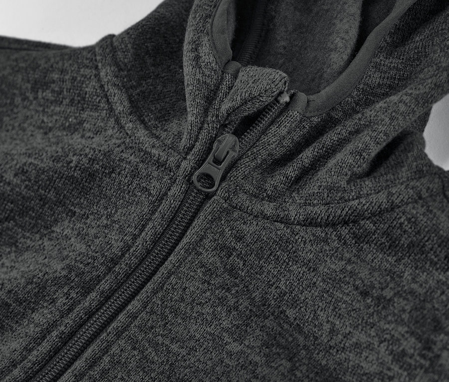 Detailansicht einer Kinder-Strickfleecejacke mit Reißverschluss.