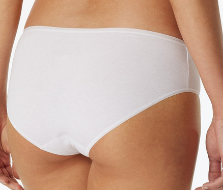 Nahaufnahme der Rückansicht einer Frau, die 2 SCHIESSER Hipster in Weiß trägt.