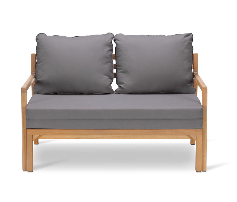 Ein Loungesofa mit ausziehbarem Fußteil, Holzrahmen und zwei grauen Kissen.