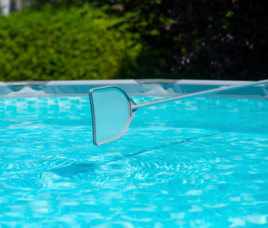Eine Hand reinigt die Wasseroberfläche des Summer Waves Elite-Frame-Pools mit Ø ca. 488 cm mit einem Netz an einer Teleskopstange.