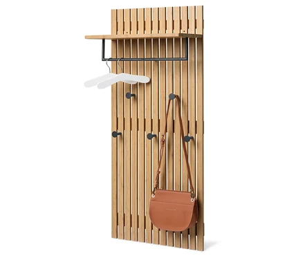 Holzpaneel mit Regal, Kleiderbügel, Haken und brauner Handtasche.