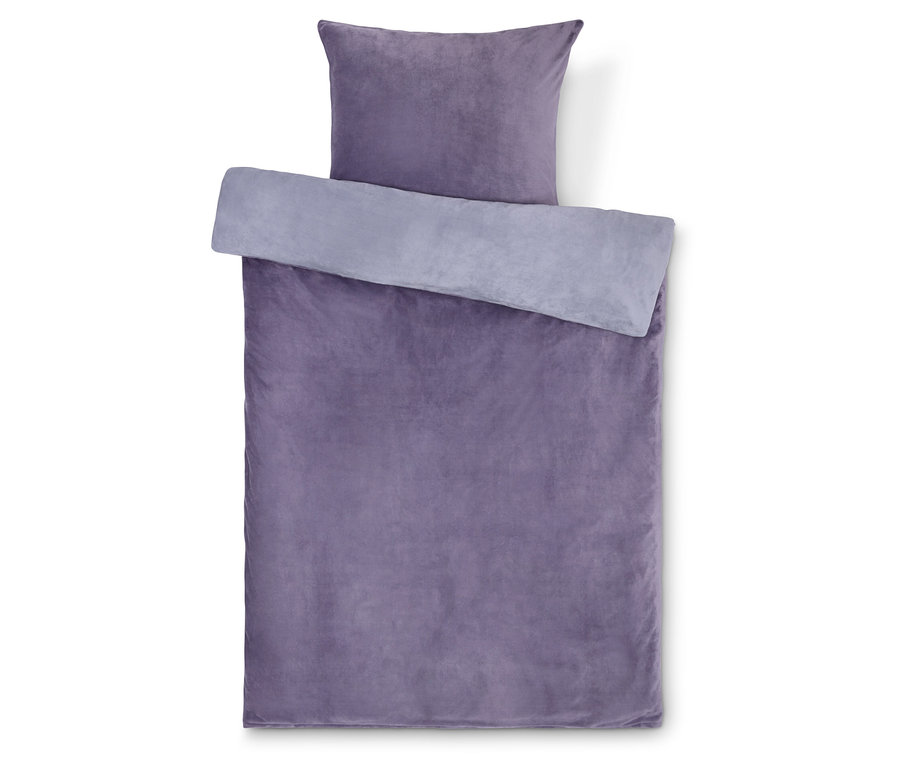 Lila Bettwäsche mit Kissen auf weißem Hintergrund.