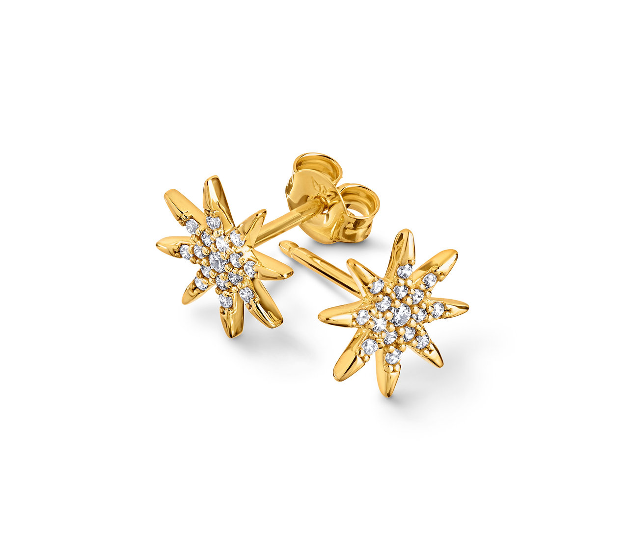 Zwei goldene Stern-Ohrstecker mit kleinen weißen Steinen.