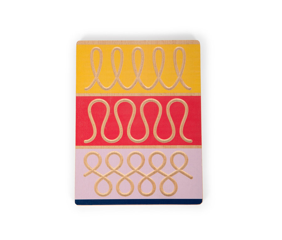 Ein Holzbrett mit Rillen in Form von Wellen und Achten auf gelbem, rotem und violettem Grund. small foot Schreibtafel »Educate«