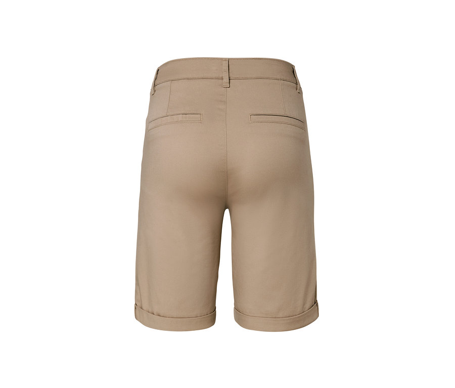 Nahaufnahme der Rückseite von beigen Chino-Shorts.
