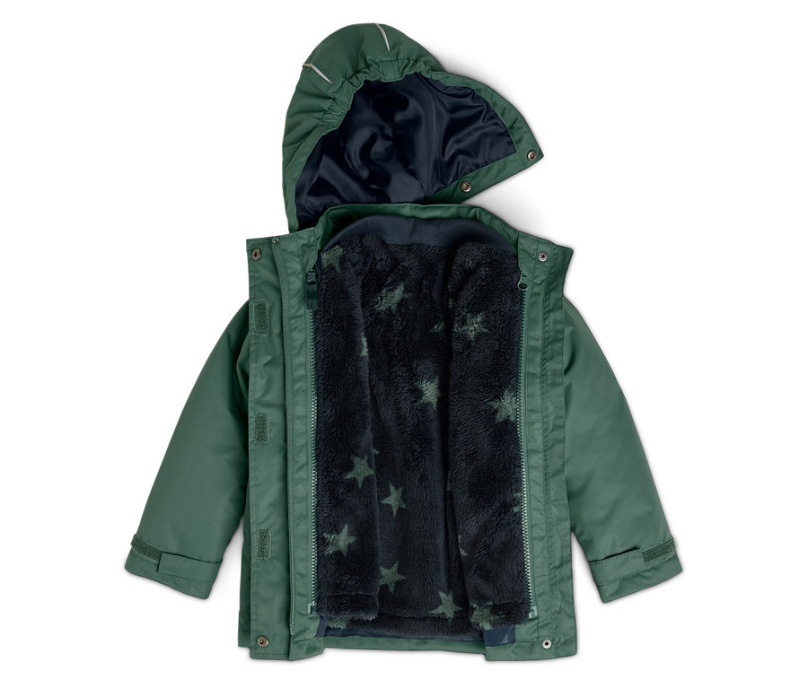 Eine offene, grüne Jacke mit Kapuze und dunkelblauem Futter mit grünen Sternen.
