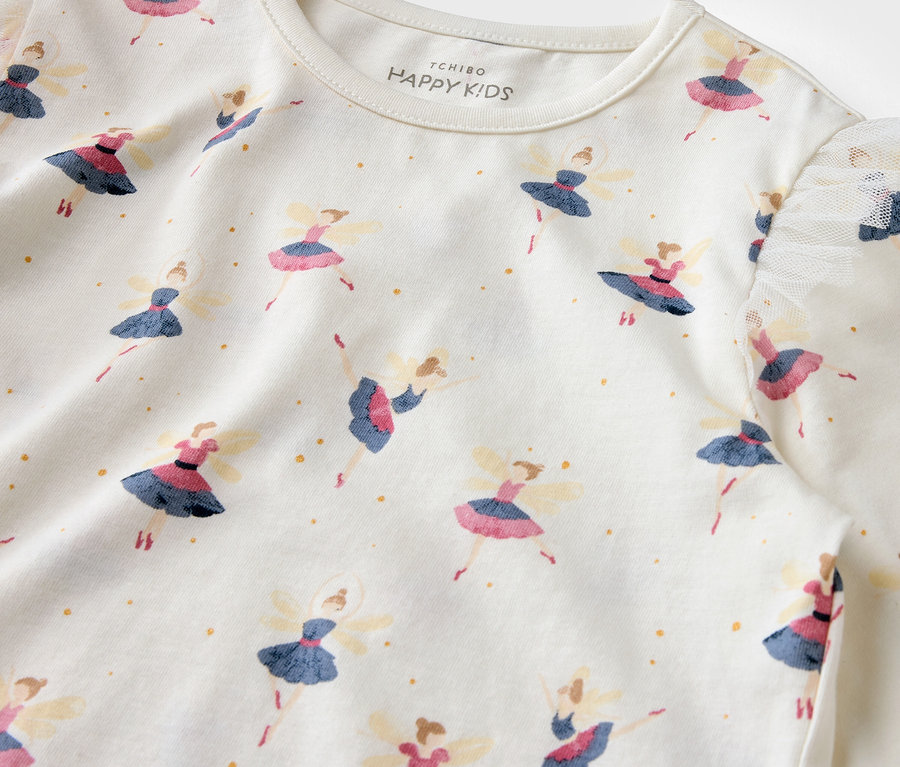 Detailansicht eines weißen T-Shirts mit Ballerina-Print und goldenen Punkten.