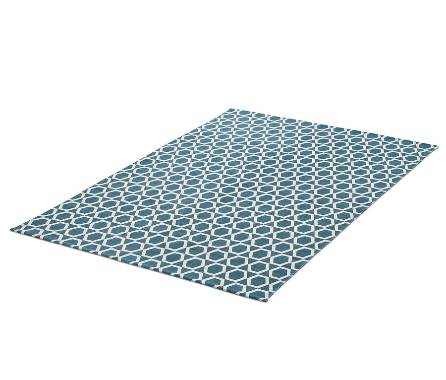 Ein Teppich mit blauem und weißem geometrischem Muster.