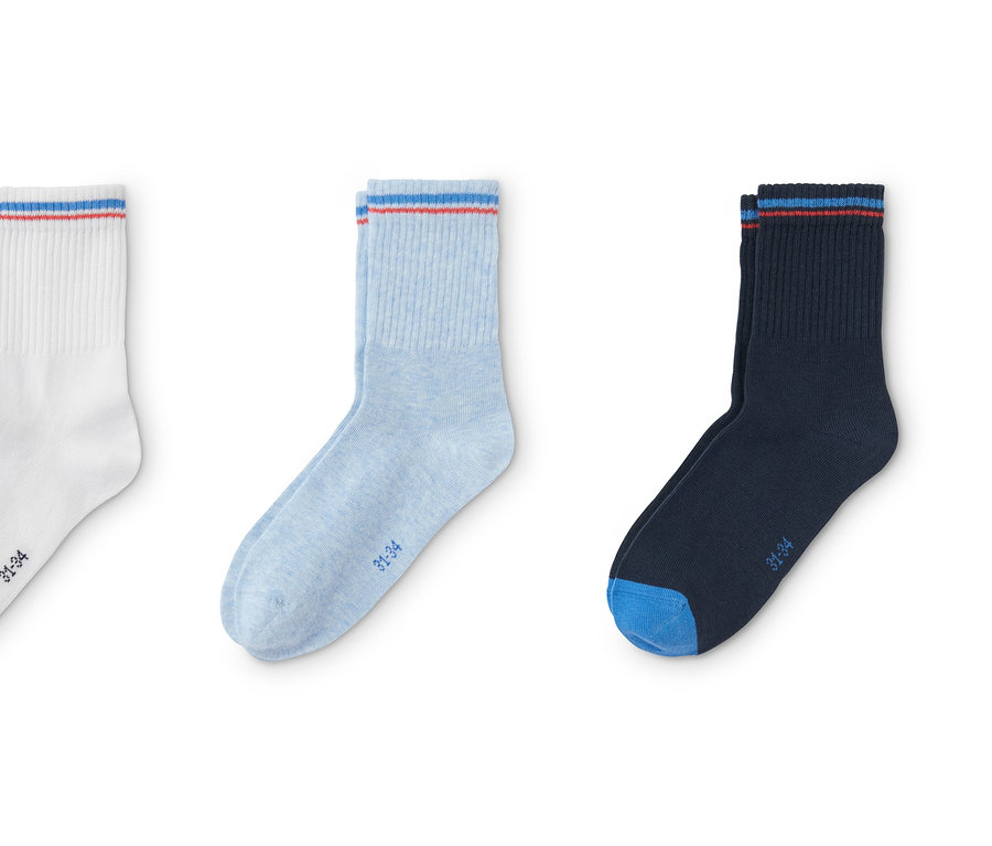 Drei Paar Sportsocken.