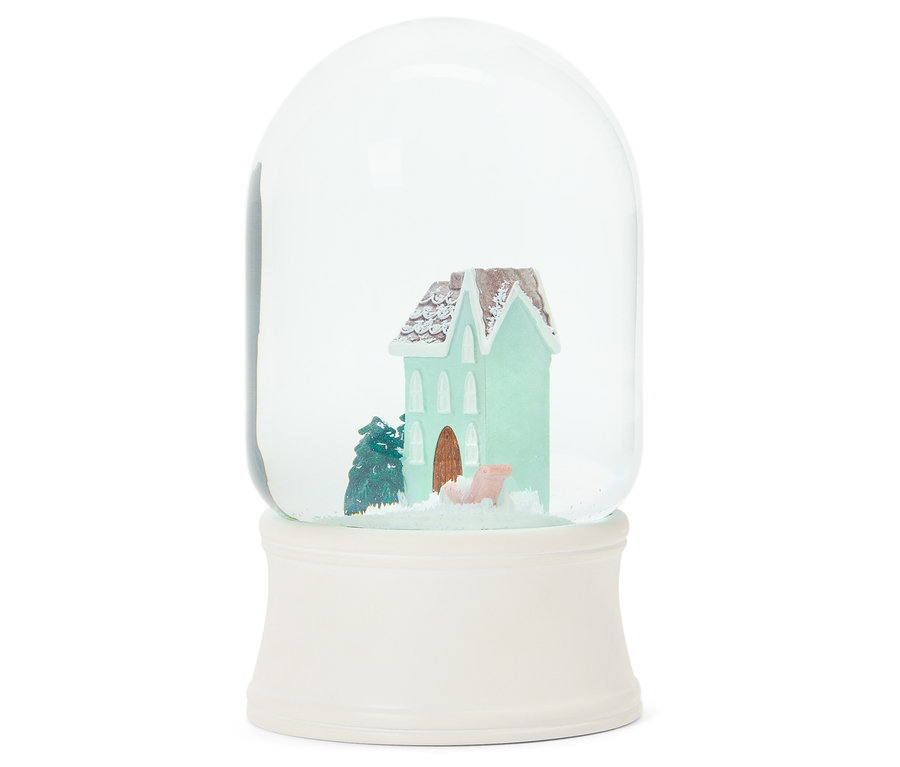 Große LED-Schneekugel mit Haus und Baum im Inneren.