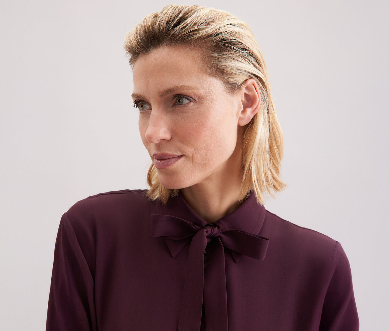 Frau trägt eine Seidensticker Schluppenbluse aus Viskose.