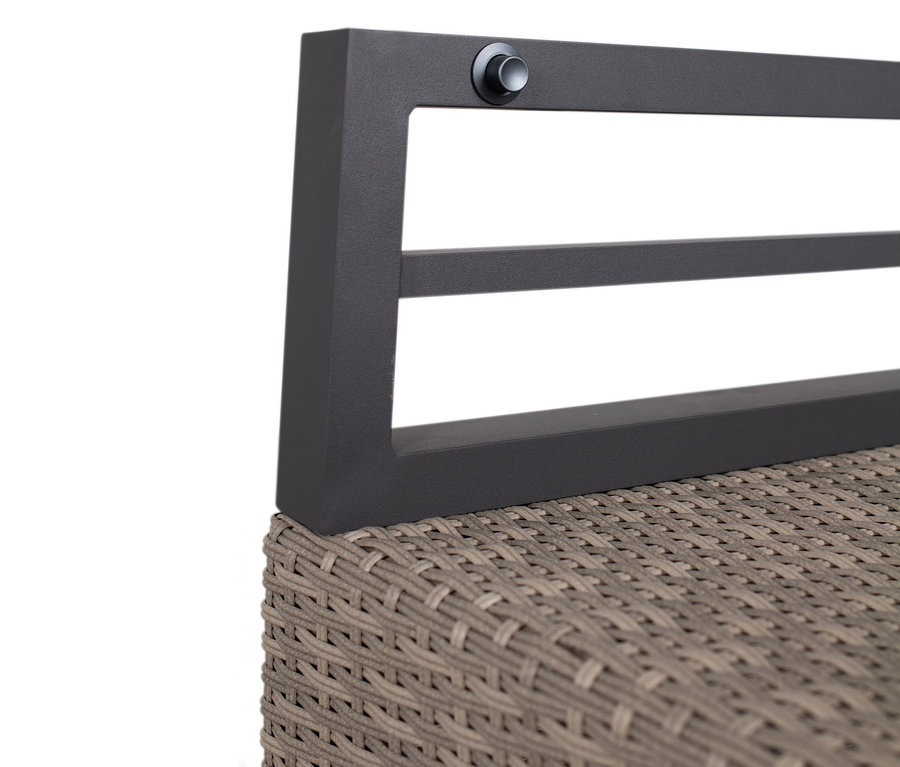 Detailansicht einer Stuhllehne mit dunklem Metallrahmen und einem Sitz aus geflochtenem Rattan.