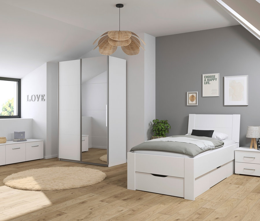Schlafzimmer mit weißem rauch Schwebetürenschrank »Quadra« mit Spiegel, einem Bett und einem Nachttisch.