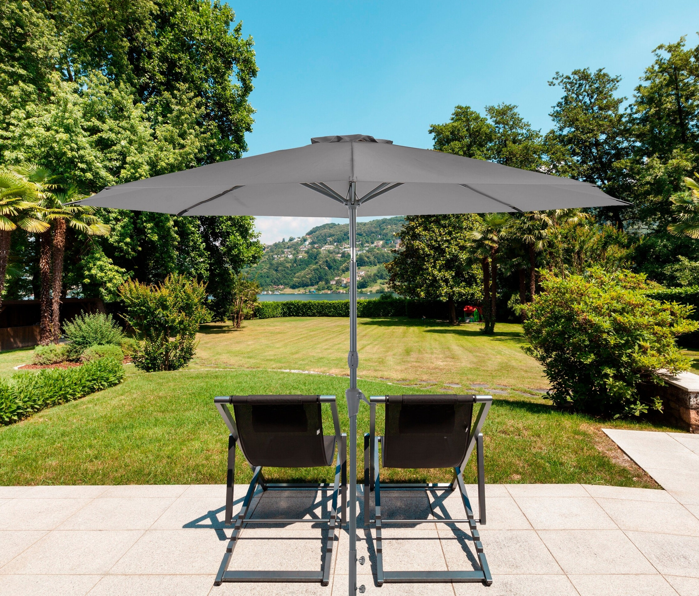 Zwei Klappliegen stehen auf einer Terrasse unter einem grauen Leco Sonnenschirm, Ø 300 cm.