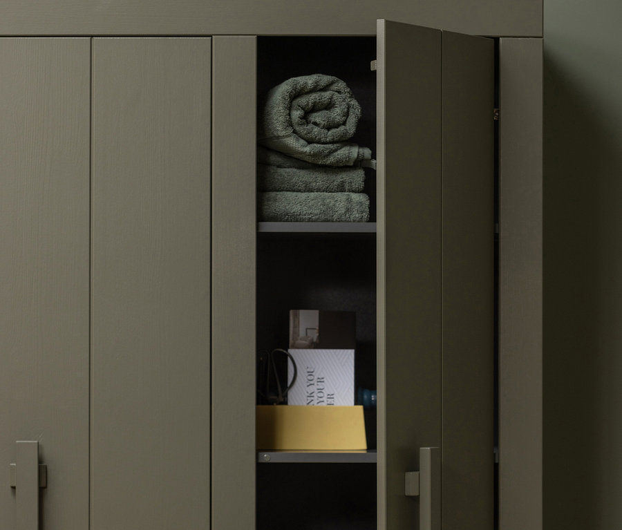 Offener Woood Schrank »Bobby«, Kiefer Forest, mit Handtüchern und Jeans darin.