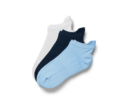 Drei Paar Funktions-Sportsocken liegen auf einem weißen Hintergrund: weiß, dunkelblau und hellblau.