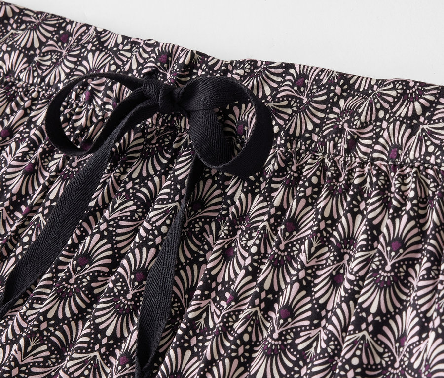 Detail einer Pyjamahose mit Muster und Kordelzug.