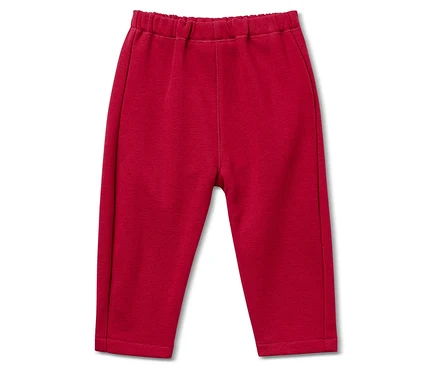 Eine rote Jogginghose mit Gummibund liegt auf einem weißen Hintergrund.