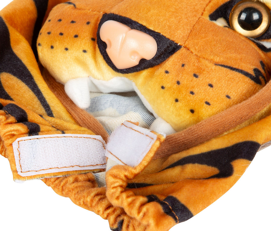 Detailansicht des small foot Kostüms »Tiger« mit teilweise sichtbarem Plüschkopf und Klettverschluss.