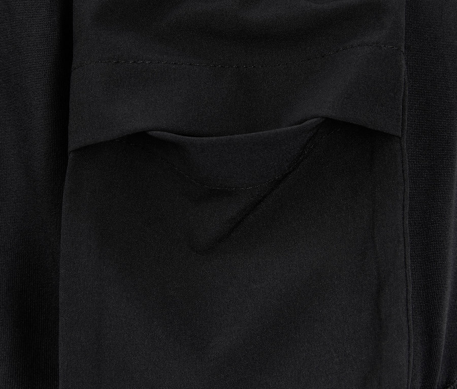 Detailaufnahme von schwarzen Sportshorts mit Tasche.