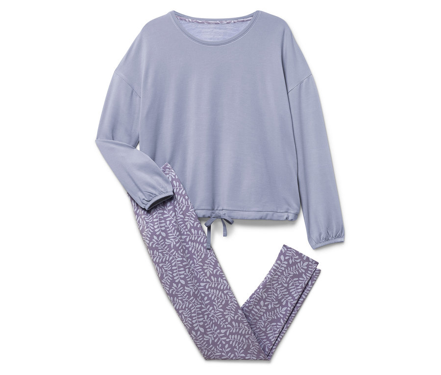 Ein blaues langärmeliges Pyjama-Oberteil und eine Hose mit Blättermuster liegen auf einem weißen Hintergrund.