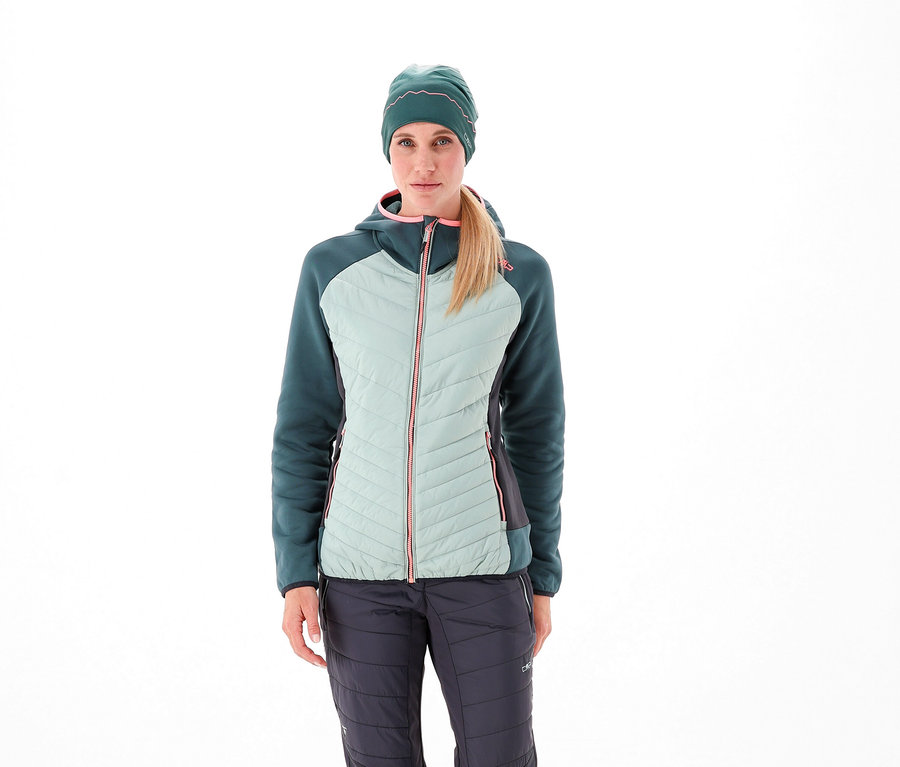 Frau trägt eine grüne CMP Damen-Hybridjacke und eine passende Mütze.