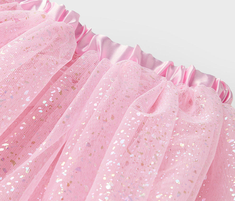 Detailansicht eines rosa Tüllrocks mit Glitzer und einem Satinbund.
