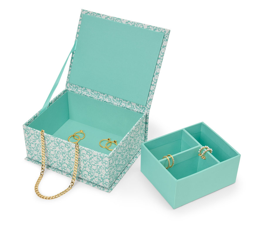 Offene, blumengemusterte, blaugrüne Schmuckschatulle mit goldener Halskette und Ringen darin, daneben ein blaugrüner Schmuck-Organizer.