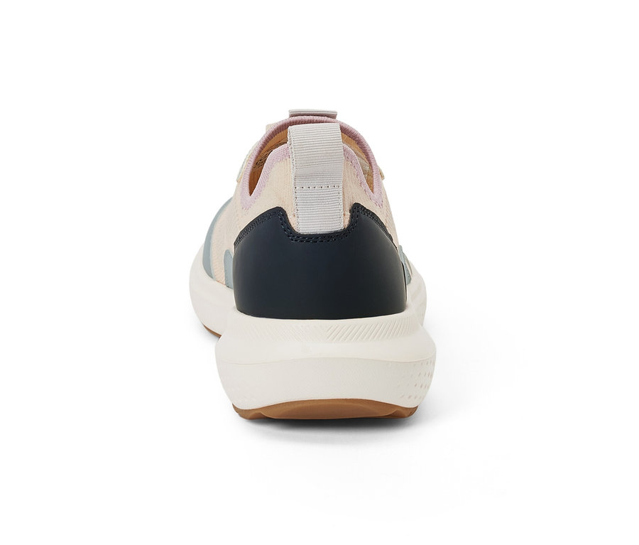 Detailansicht der Rückseite eines Sneakers.