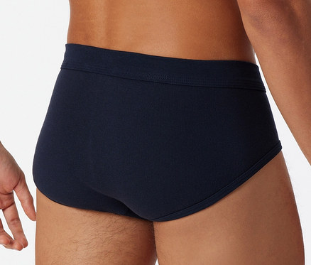 Mann posiert in marineblauen 2 SCHIESSER Sportslips.