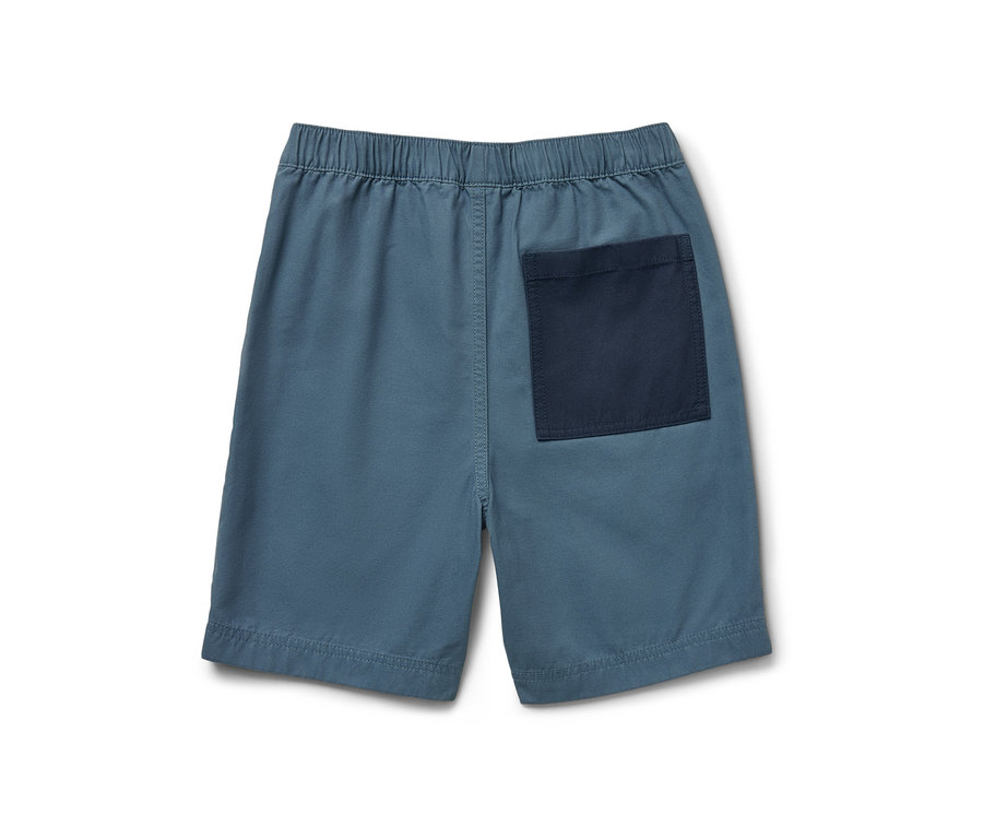 Blaue Kinder-Bermudashorts mit dunkelblauer Tasche hinten.