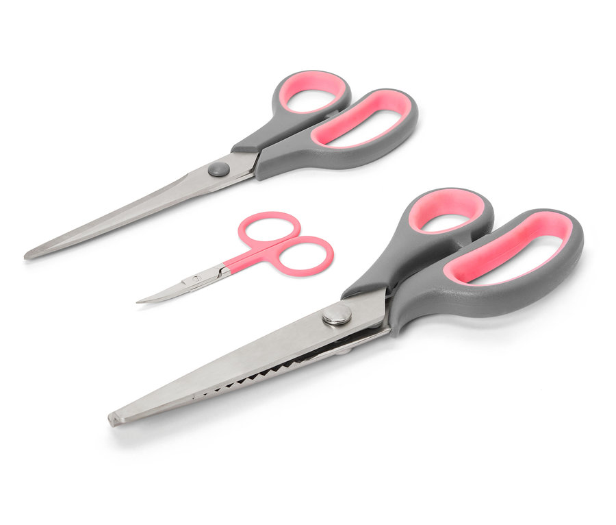 Stoffscheren-Set mit grauen Griffen und rosa Innenseiten auf weißem Hintergrund.