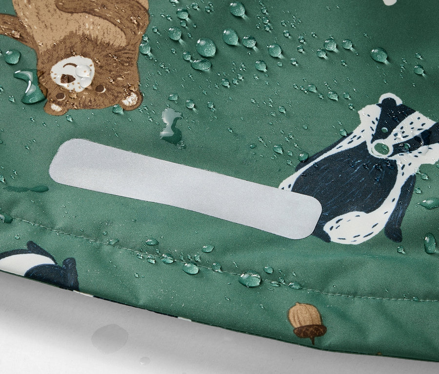 Detail einer Kinder-Thermo-Regenjacke mit Waldtiermotiv und Wassertropfen.