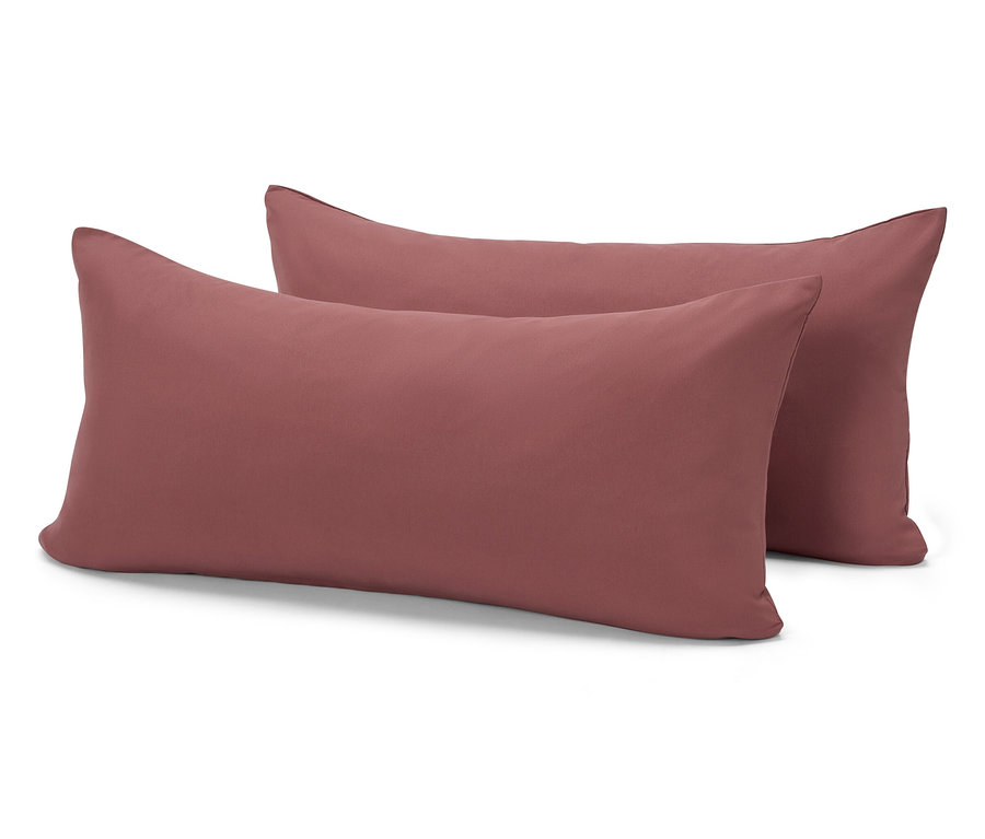 Zwei ziegelrote, rechteckige Kissen liegen übereinander auf einem weißen Hintergrund.