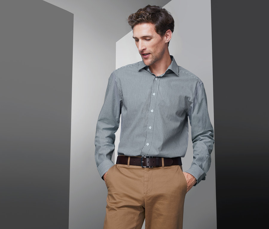 Mann mit Händen in den Hosentaschen trägt ein Hemd, Modern Fit.